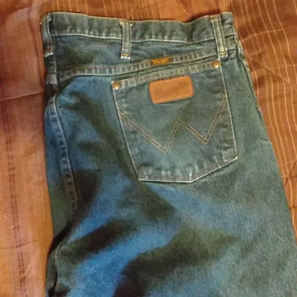 Wrangler regular fit cowboy cut 42 waist and 34 length - Picture 4 of 5